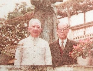 抗戰(zhàn)時期兩位景堂人八十年代重逢合影（左起：李文象、張大年）。