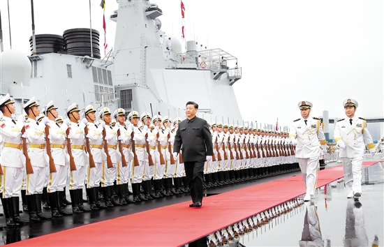 4月23日，在中國人民解放軍海軍70華誕之際，中共中央總書記、國家主席、中央軍委主席習(xí)近平出席在青島舉行的慶祝人民海軍成立70周年海上閱兵活動。圖為習(xí)近平檢閱海軍儀仗隊。新華社