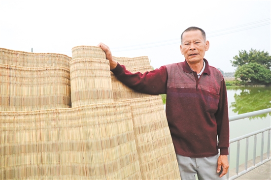馬銳源與他編織的草席。