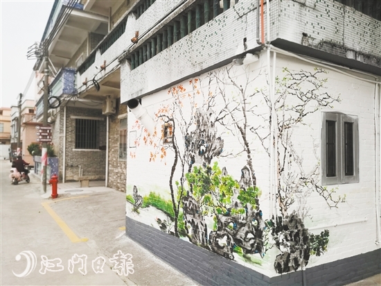 陳山村牌坊進(jìn)來沿途的民居都具有“藝術(shù)細(xì)胞”，墻繪十分搶眼。