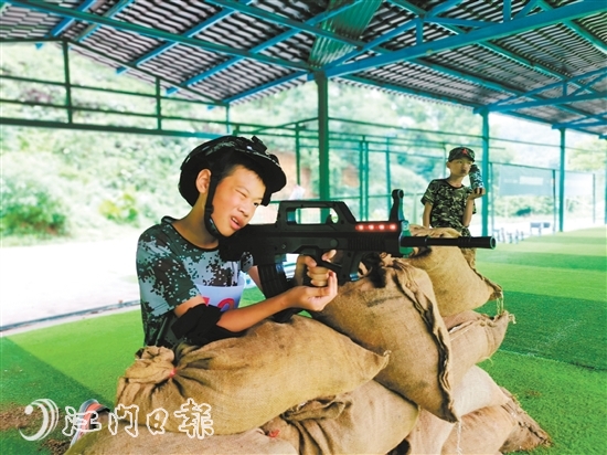 步槍精度射擊訓(xùn)練。
