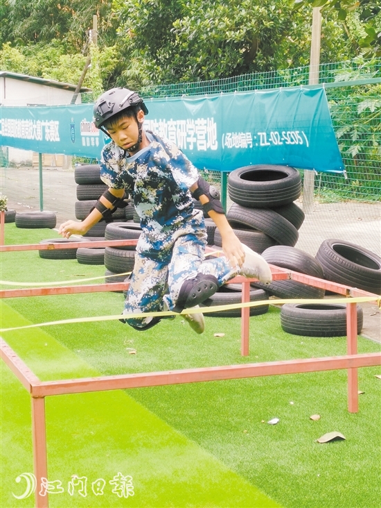選手在進(jìn)行越障訓(xùn)練。