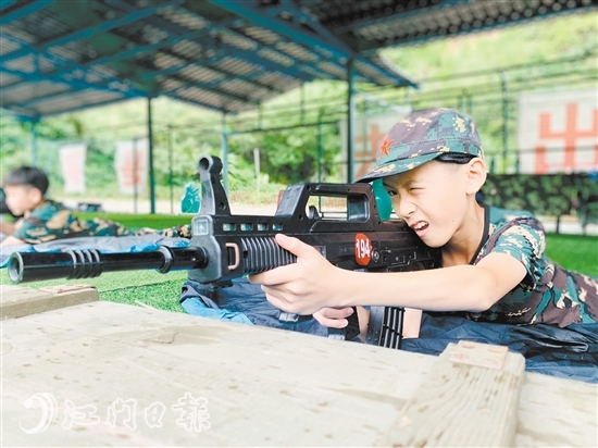 小營員們進(jìn)行臥姿射擊訓(xùn)練。