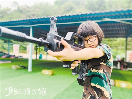“拿起槍來，我就是女漢子！”