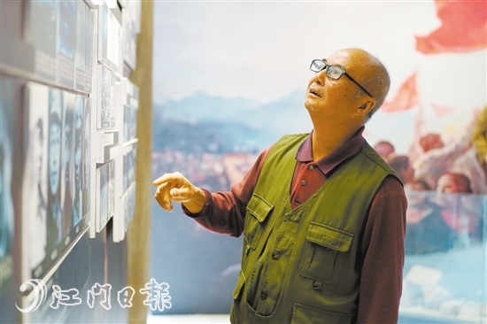 胡浩然在認(rèn)真觀看歷史墻。