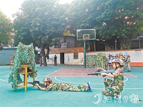 學(xué)生分為紅藍(lán)兩隊(duì)在操場(chǎng)上模擬軍事對(duì)抗。