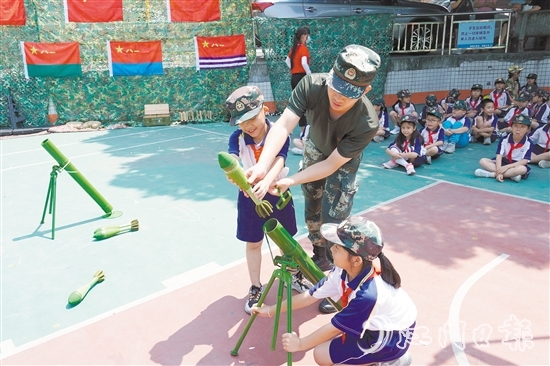越塘小學(xué)從國(guó)防地理、國(guó)防歷史、國(guó)防科技以及常規(guī)武器裝配等方面，讓學(xué)生系統(tǒng)了解國(guó)防知識(shí)。
