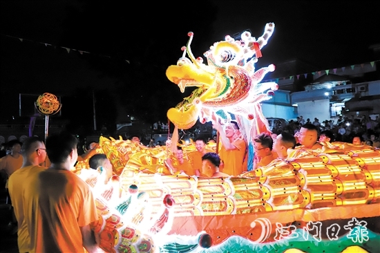 在鶴山市桃源鎮(zhèn)錢塘村舉行的彩龍游村活動(dòng)上，村民舞動(dòng)彩龍，非常熱鬧。