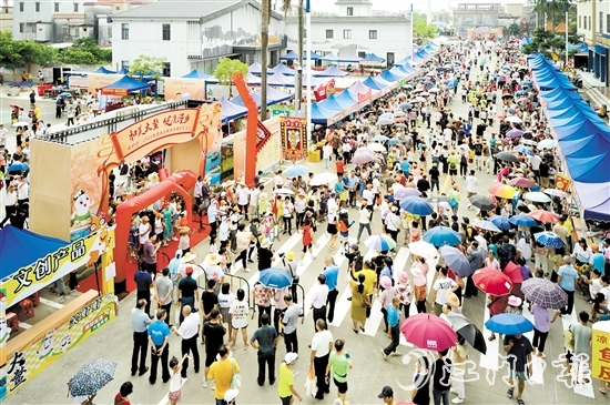 國(guó)慶節(jié)當(dāng)天，大鰲鎮(zhèn)“笑蝦蝦”水鄉(xiāng)文化旅游嘉年華活動(dòng)開(kāi)幕，吸引大量人流。