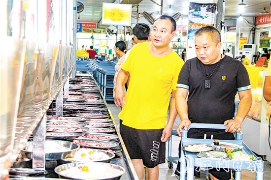 在五洞村，牛肉美食琳瑯滿目，任君挑選。