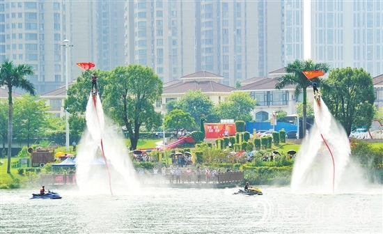 “慶國慶·水舞錦江”錦江水秀為廣大市民、游客送上了精彩的水上特技視覺盛宴。