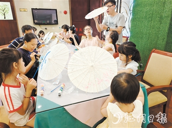 山泉灣溫泉的DIY油紙傘彩繪活動吸引了不少市民、游客參與。