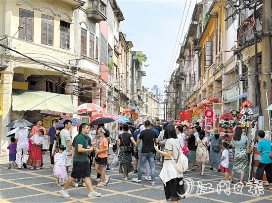 長堤歷史文化街區(qū)游人如織。