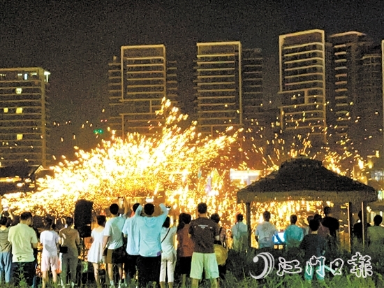 江門古勞水鄉(xiāng)景區(qū)非遺打鐵花表演。