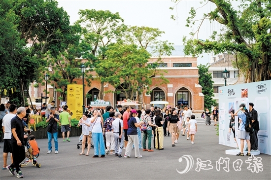 “雙節(jié)”假期，開平碉樓文化旅游景區(qū)喜迎八方來客，自力村、立園、馬降龍等主景區(qū)熱鬧非凡。