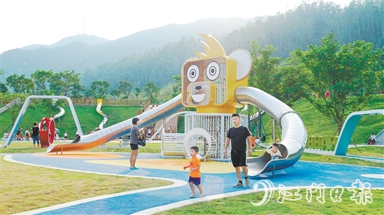 中秋國慶假期，新會兒童公園迎來不少游客。