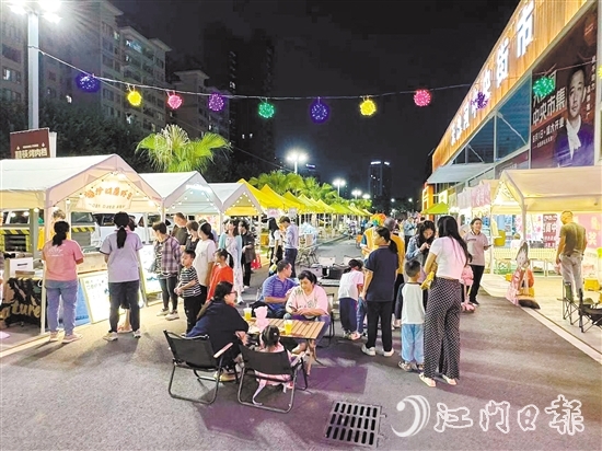 夜幕降臨，霓虹閃爍，市民穿行于集市，邊逛邊吃，享受著夜晚的悠閑時光。