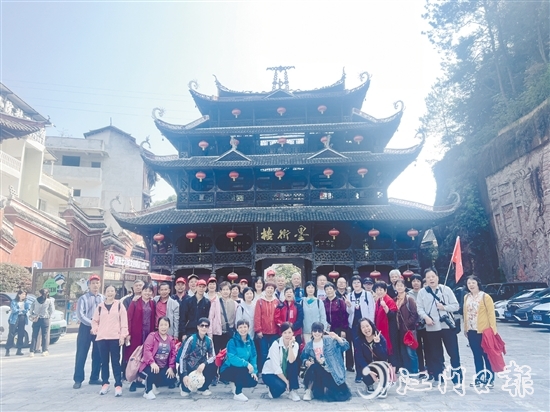 重慶純玩雙飛5天之旅首發(fā)團(tuán)合影留念。