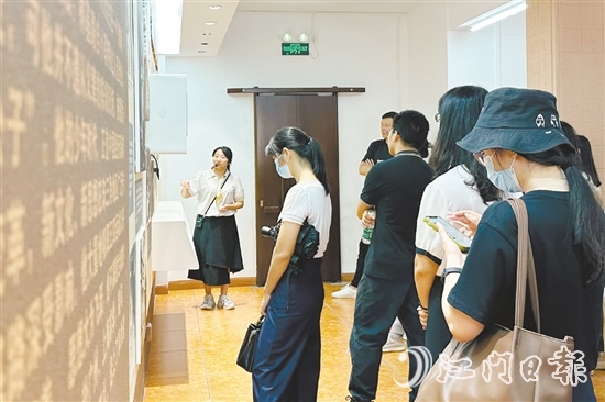 游客參觀林基路紅色教育基地。