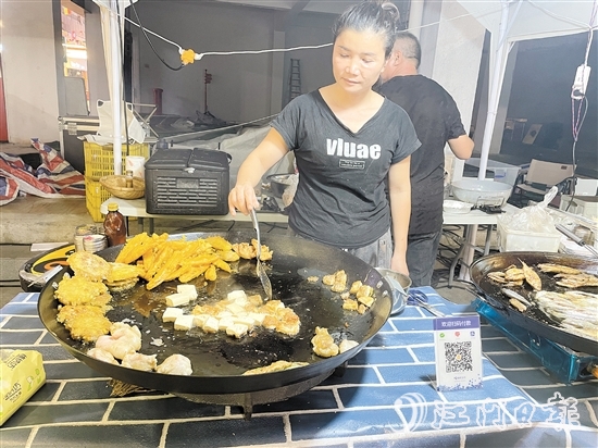 蔣麗娟在集市賣起她的家鄉(xiāng)傳統(tǒng)小吃——豆腐角。