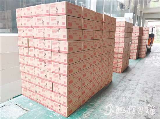 “雙11”商家加班加點打包、發(fā)貨。