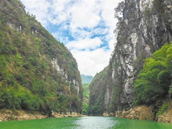 神龜峽沿河兩岸皆是懸崖峭壁，奇峰突兀。