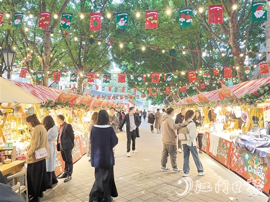 佛山嶺南天地集市統(tǒng)一圣誕主題設(shè)計，十分吸睛。