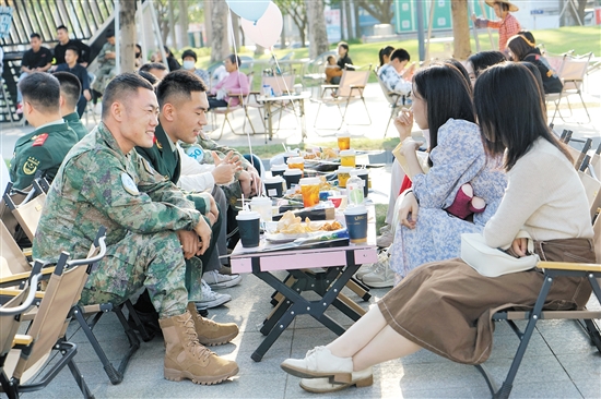 參加活動(dòng)的軍地男女青年進(jìn)行互動(dòng)。