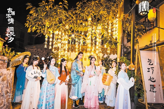 伴隨著“夜光經(jīng)濟(jì)”“沙灘經(jīng)濟(jì)”的興起，游客們多了在東岙村駐足停留的理由，也讓當(dāng)?shù)卮迕裼辛烁鄤?chuàng)業(yè)、就業(yè)機(jī)會。