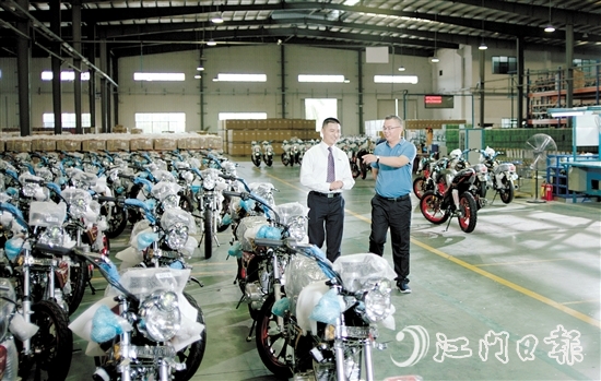 江門農(nóng)商銀行工作人員到企業(yè)了解情況。