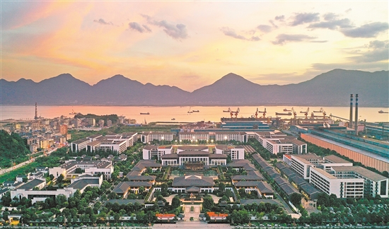 依托青拓集團(tuán)，寧德集聚了70多個(gè)不銹鋼中下游產(chǎn)業(yè)鏈項(xiàng)目。圖為青拓園區(qū)。