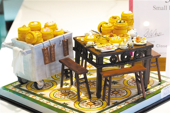 陳淑婷創(chuàng)作的“廣東傳統(tǒng)茶點(diǎn)文化”翻糖蛋糕作品獲得金獎(jiǎng)。