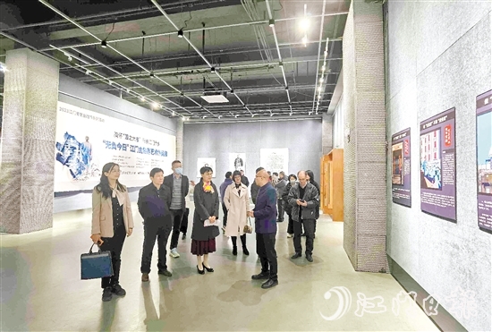 開幕儀式結束后，領導嘉賓參觀展覽。