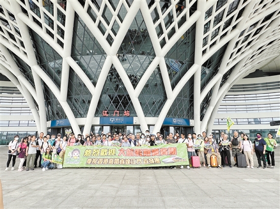 10月11日12時(shí)16分，首批乘坐香港直達(dá)江門(mén)列車(chē)的旅客順利到站。