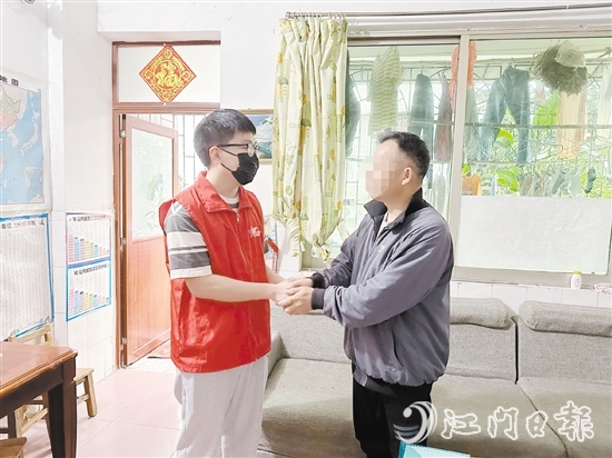 鶴山市退役軍人事務(wù)局工作人員上門(mén)問(wèn)需，幫助退役軍人緩解燃眉之急。