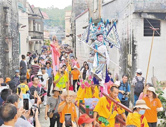業(yè)內(nèi)人士建議把臺山浮石村飄色搬到江門市區(qū)，擴(kuò)大市場影響力。郭永樂