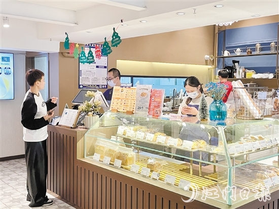 網(wǎng)紅面包店為消費(fèi)者提供“吃+喝+拍照”的復(fù)合式新體驗(yàn)。
