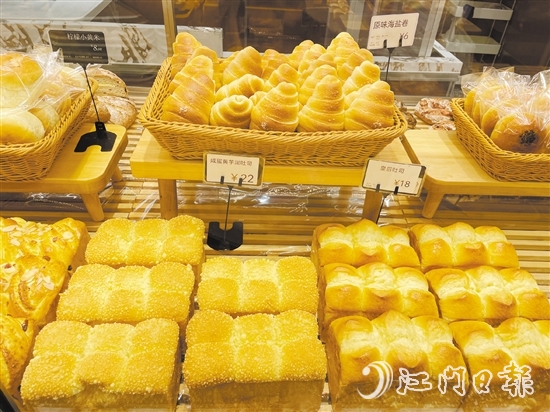 對(duì)于貴價(jià)面包，有市民吐槽定價(jià)過高，有市民則認(rèn)為物有所值。