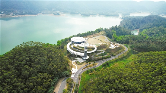 恩平黃金泉林小鎮(zhèn)飛行主題館是全國青少年無人機科學(xué)素質(zhì)等級考務(wù)中心、廣東省青少年科技教育基地、廣東省科普教育基地、廣東省航空飛行基地。