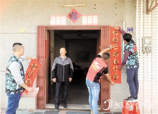 志愿者到退役軍人家中貼對聯(lián)、送祝福。