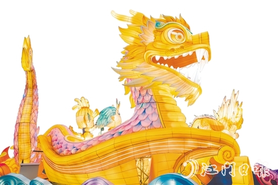 赤坎華僑古鎮(zhèn)內(nèi)的龍花燈，氣勢如虹，萌態(tài)可掬，把濃厚的春節(jié)氛圍拉滿，點(diǎn)亮了赤坎華僑古鎮(zhèn)的“夜景模式”。