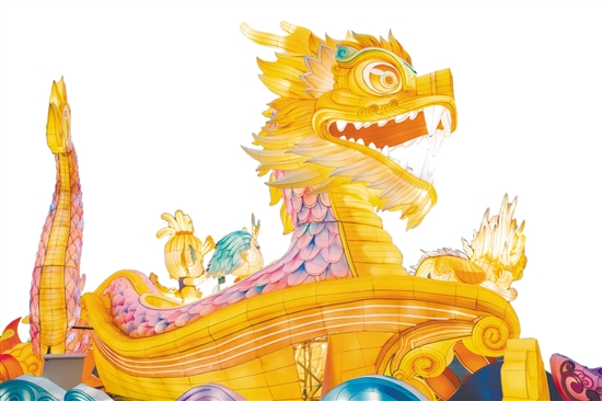赤坎華僑古鎮(zhèn)內(nèi)的龍花燈，氣勢(shì)如虹，萌態(tài)可掬，把濃厚的春節(jié)氛圍拉滿，點(diǎn)亮了赤坎華僑古鎮(zhèn)的“夜景模式”。