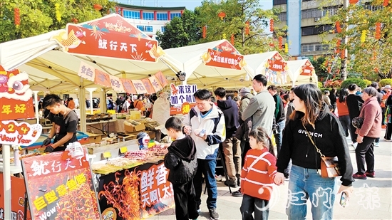 新會人民會堂廣場上，“新會太會了吧”年味潮流市集吸引了眾多游人。