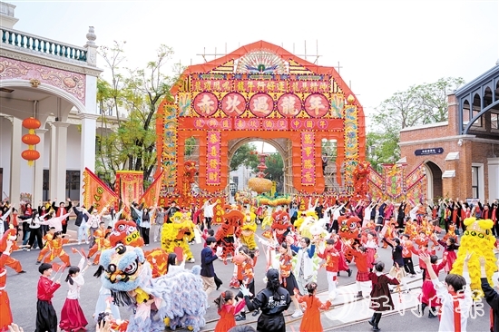 赤坎華僑古鎮(zhèn)以“赤坎過龍年”為主題，通過新中式氛圍裝飾與中西文化交融的演藝，為游客增添年味。