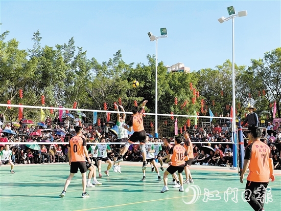 臺山市三合鎮(zhèn)新春九人排球賽在三合鎮(zhèn)溫泉新區(qū)新星光排球場舉行。