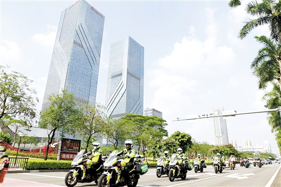 江門公安交警開展交通安全巡查。