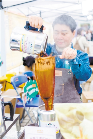 在咖啡博覽會(huì)上可以近距離感受咖啡茶飲師的風(fēng)采。