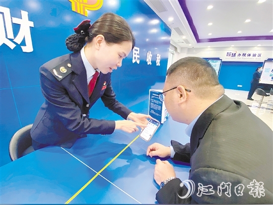 稅務(wù)工作人員指導(dǎo)市民如何使用數(shù)字人民幣繳費(fèi)。市稅務(wù)局提供