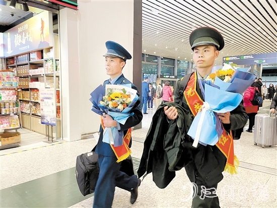 巧合的是，馮伙林（左）、吳永源乘坐了同一班飛機，更巧的是，他們相鄰而坐。