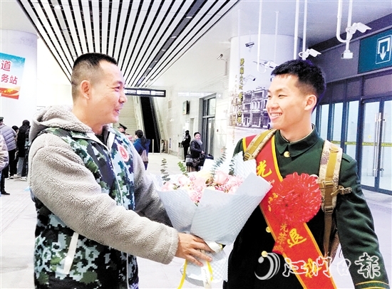 為退役軍人送上鮮花，歡迎他們返鄉(xiāng)。